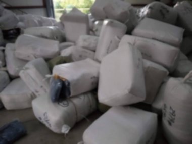 Depoda bir sürü torba var, bulanık odaklı arka plan