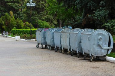 Kentsel ortamda çöp kutuları, seçici odak arkaplanı
