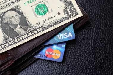 Balti, Moldova 5 Mart 2020 1 dolar cüzdanınızda ve Visa ve Master kart nakit ve nakit olmayan ödeme yöntemleri olarak. İllüstrasyon Editörü