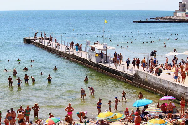Οδησσός Ουκρανία Ιουλίου 2019 Άνθρωποι Στην Παραλία Της Πόλης Κάνουν — Φωτογραφία Αρχείου