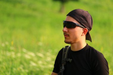 Genç erkek bisikletçi, sembolik soyut arka plan.