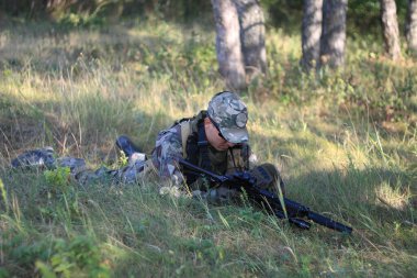 Keskin nişancı olarak askeri üniformalı hava kuvvetleri askerleri hedefi yenmeye hazırlanıyor.