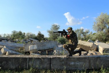 Harabelerin ortasında askeri üniformalı bir asker alarmda.
