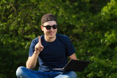 Parkta çalışan büyük veri analisti. Duygu: Neye ihtiyacın olduğunu biliyorum