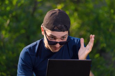 Dolandırıcılık kurbanı elektronik cüzdanını kontrol eder, gözlerine inanmaz. İnternet hırsızlığı kavramı