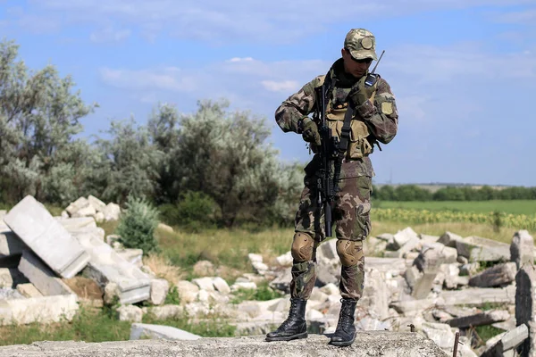 Tentara Dengan Walkie Talkie Dan Pistol Latar Belakang Reruntuhan — Stok Foto