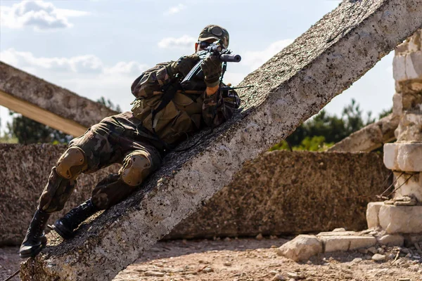 Soldiers Airsoft Military Clothes Shooting Concrete Slab Background Ruins — Stock Photo, Image