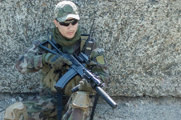 Airsoft Soldat Militäruniform Hinter Einem Betonunterstand — Stockfoto