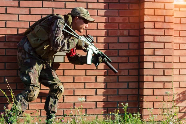 Военные Пистолетом Кирпичной Стены Тонированные — стоковое фото