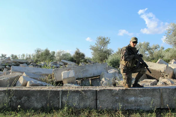 Солдат Авиации Военной Форме Боевой Готовности Среди Руин — стоковое фото