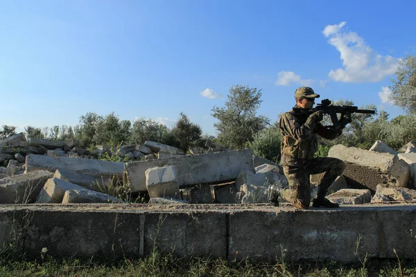 Airsoft Tentara Dalam Seragam Militer Waspada Tengah Reruntuhan — Stok Foto
