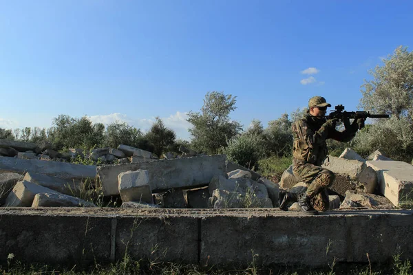 Airsoft Żołnierz Mundurze Wojskowym Pogotowiu Wśród Ruin — Zdjęcie stockowe