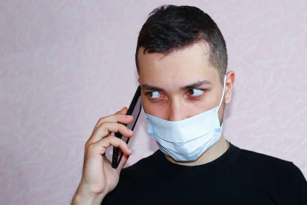 Молодой Человек Медицинской Маске Разговаривает Телефону — стоковое фото