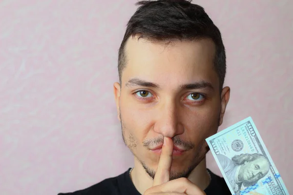 Unge Man Stänger Symboliskt Munnen Begreppet Tystnad För Pengarna — Stockfoto