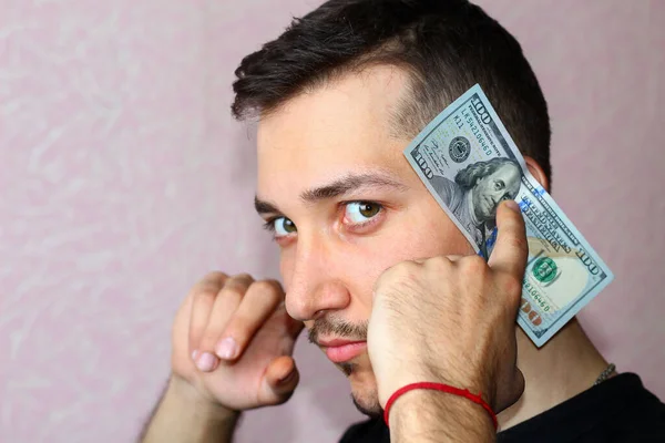 Ein Junger Mann Verdeckt Seine Ohren Mit Dollars Konzept Bringt — Stockfoto