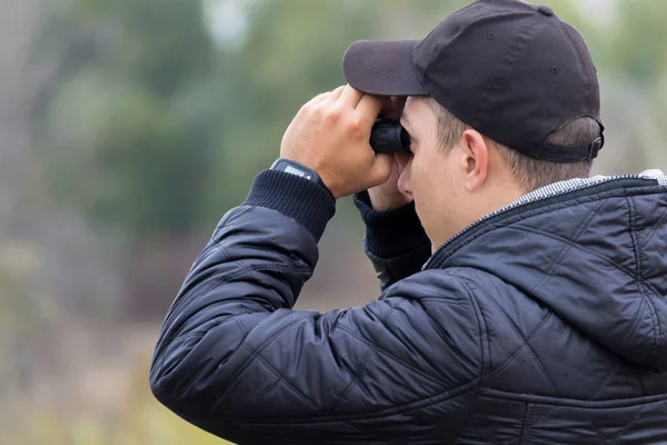 Joven Mira Través Binoculares Personas Fondo — Foto de Stock