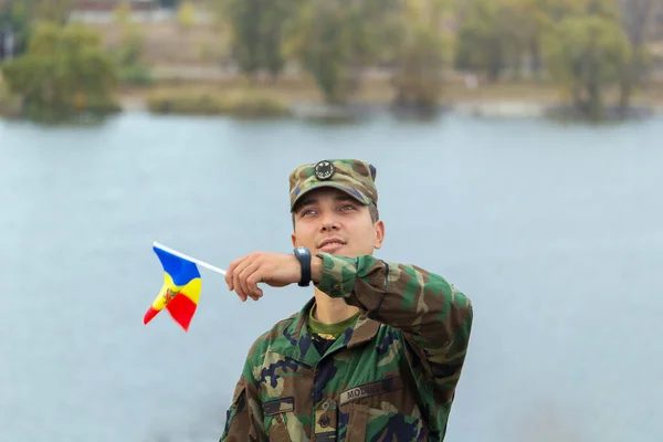 Солдат Армии Республики Молдова Размахивающий Государственным Флагом — стоковое фото