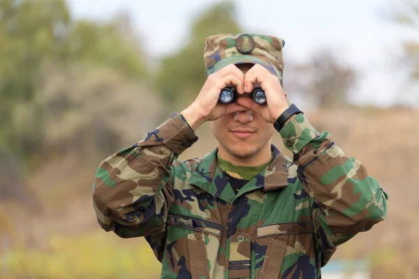 Soldato Guardando Attraverso Binocolo Persone Giovane — Foto Stock