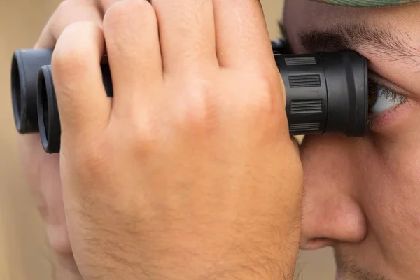 Soldat Blickt Durch Fernglas Auf Jungen Mann — Stockfoto