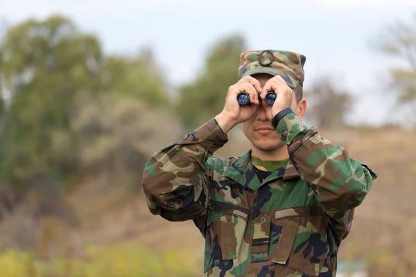 Soldado Mirando Través Prismáticos Gente Joven —  Fotos de Stock