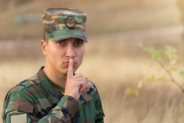 Soldato Mostra Gesto Silenzio Dito Indice Alzato Sulle Labbra — Foto Stock