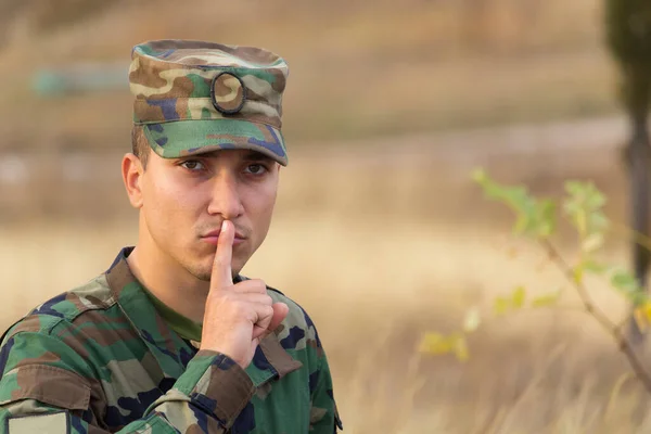 Soldato Mostra Gesto Silenzio Dito Indice Alzato Sulle Labbra — Foto Stock