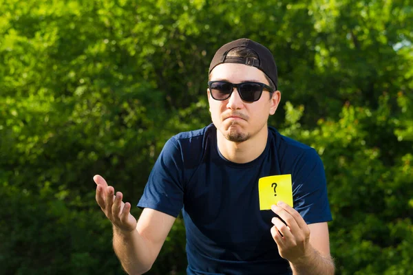 Pegatina Con Signo Interrogación Frente Hombre Concepto Qué Dónde Cuándo — Foto de Stock