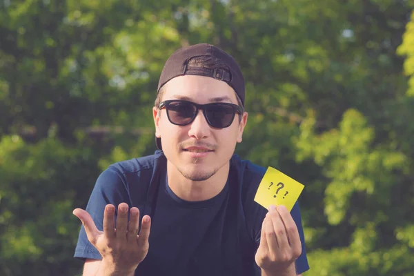 Bir Adamın Alnında Soru Işareti Olan Bir Etiket Kavram Zaman — Stok fotoğraf