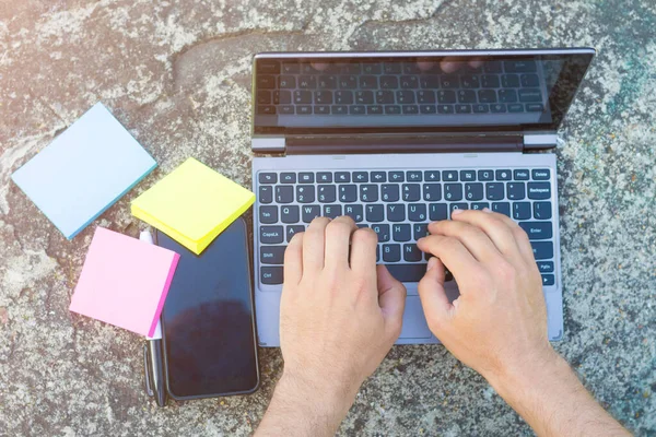 Cabeza Trabaja Una Acera Hormigón Manos Teclado Del Ordenador Portátil — Foto de Stock