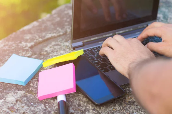 Concepto Trabajo Remoto Manos Teclado Del Ordenador Portátil Smartphone Marcador — Foto de Stock