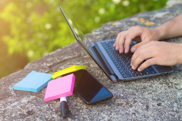 Soledad Con Naturaleza Como Secreto Del Trabajo Exitoso Manos Teclado — Foto de Stock