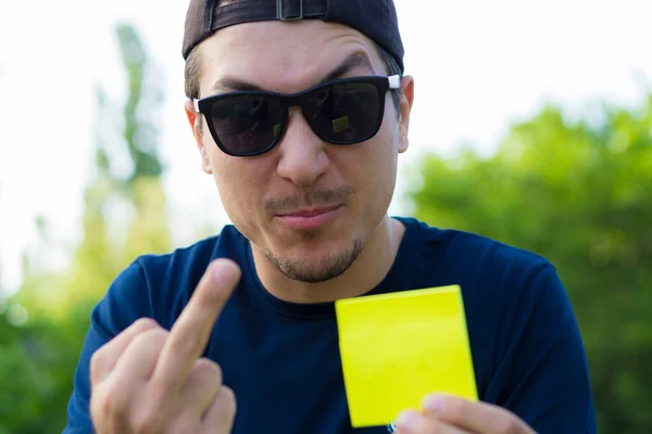 Uomo Con Emozione Dispiaciuta Sul Viso Mostra Dito Medio Tiene — Foto Stock