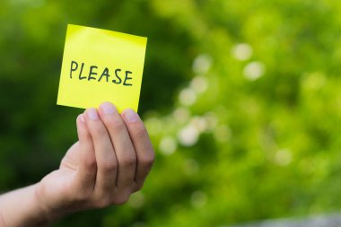 Genç bir adam elinde üzerinde 