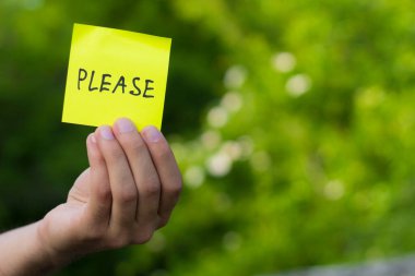 Genç bir adam elinde üzerinde 