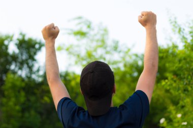 Sırtı göğe dikilmiş bir adam, mutluluğun ve başarının sembolü.