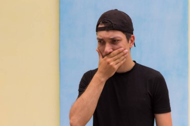 Adamın çenesinde avuç içi var. Diş ağrısı. Tonlanmış, metin veya yazı için boşluk kopyala.