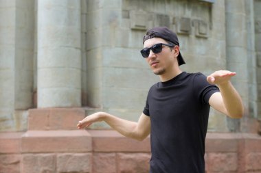 Bir adam bir uçak tasvir ediyor. Özgürlük ve seyahat sembolü.