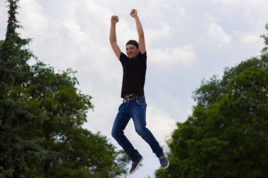 Zıplayan bir adam, yaşam tarzı uçuyor, bir yaşam tarzı kadar uçuk.