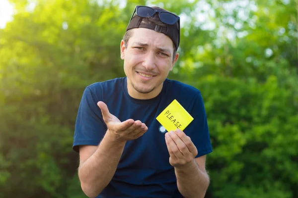 Ung Man Håller Ett Klistermärke Sina Händer Med Texten Please — Stockfoto