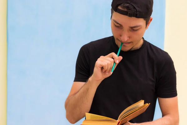 Egy Ceruzás Férfi Figyelmesen Olvas Egy Könyvet — Stock Fotó