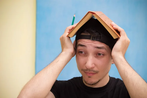 Retrato Joven Estudiante Guapo Con Libro Sobre Cabeza Lápiz Mano —  Fotos de Stock