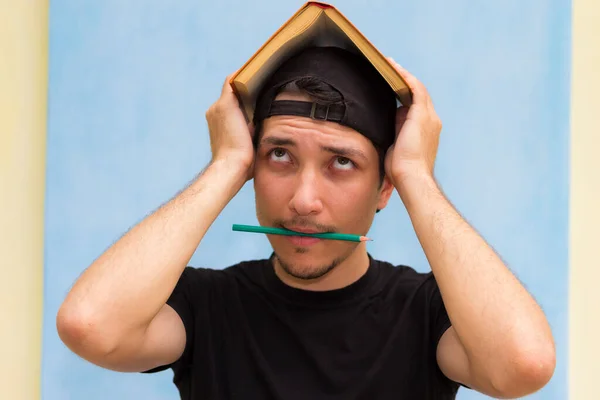 Joven Libro Sobre Cabeza Símbolo Una Casa Autoestudio — Foto de Stock