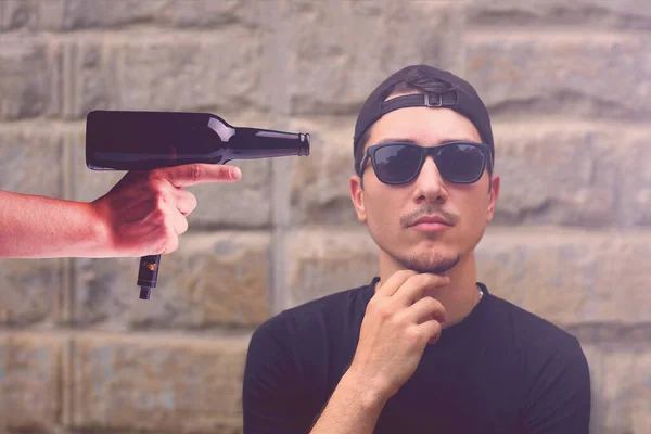 Giovane Uomo Pensoso Mano Con Pistola Creativa Astratta Bottiglia Sigaretta — Foto Stock