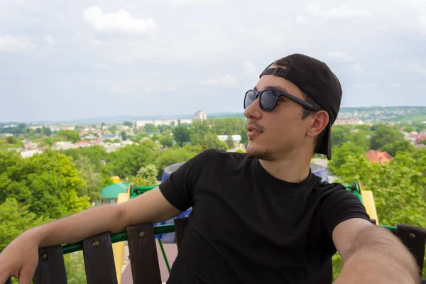 Homme Sur Une Grande Roue Jouit Une Vue Aérienne Ville — Photo