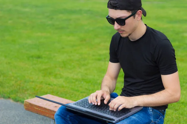 Freiberufler Mit Laptop Arbeitet Draußen Auf Dem Grünen Rasen — Stockfoto