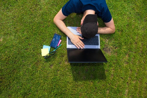 Freelancer Duerme Tumbado Césped Verde Parque Con Portátil Concepto Fatiga — Foto de Stock