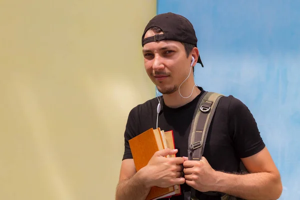 Joven Estudiante Freelancer Hombre Hombre Levanta Contra Una Pared Colores —  Fotos de Stock