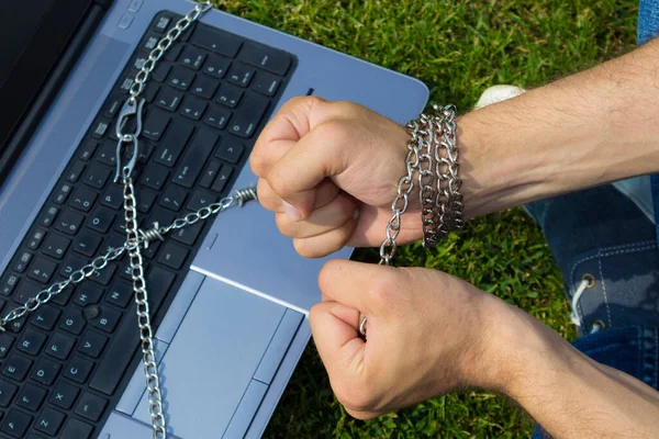 Manos Cadenas Laptop Concepto Adicción Los Gadgets Internet Problema Del — Foto de Stock