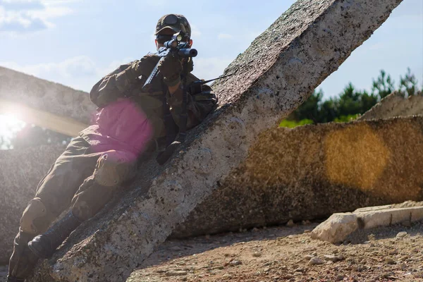 Στρατιώτες Airsoft Στρατιωτικά Ρούχα Πυροβολεί Πίσω Από Μια Τσιμεντένια Πλάκα — Φωτογραφία Αρχείου