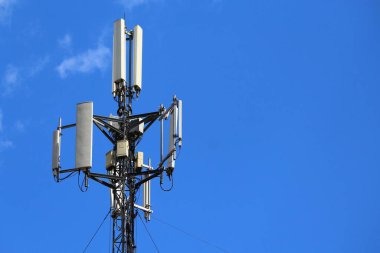 5G cep telefonu kulesi. Yüksek Hız Geniş bant. Kablosuz cep telefonu şebekesi. Sinyal verisi.